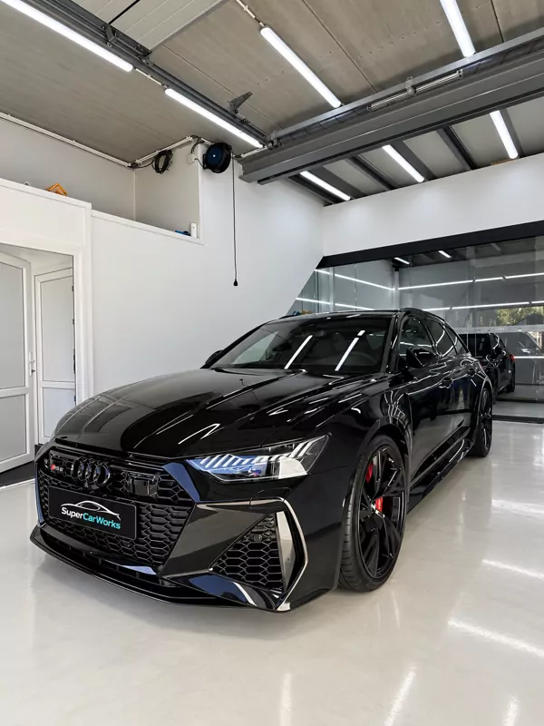 Zwarte Audi RS met spiegelende lak in de studio