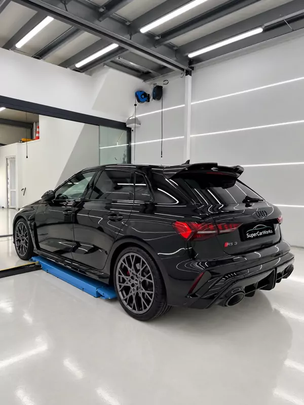 Zwarte Audi RS3 van achteren in de studio