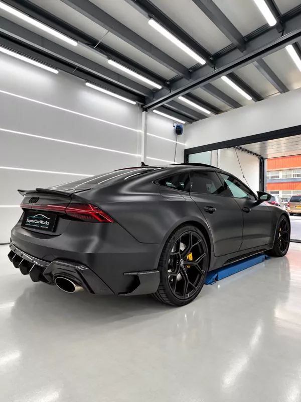 Matgrijze Audi RS7 in de studio