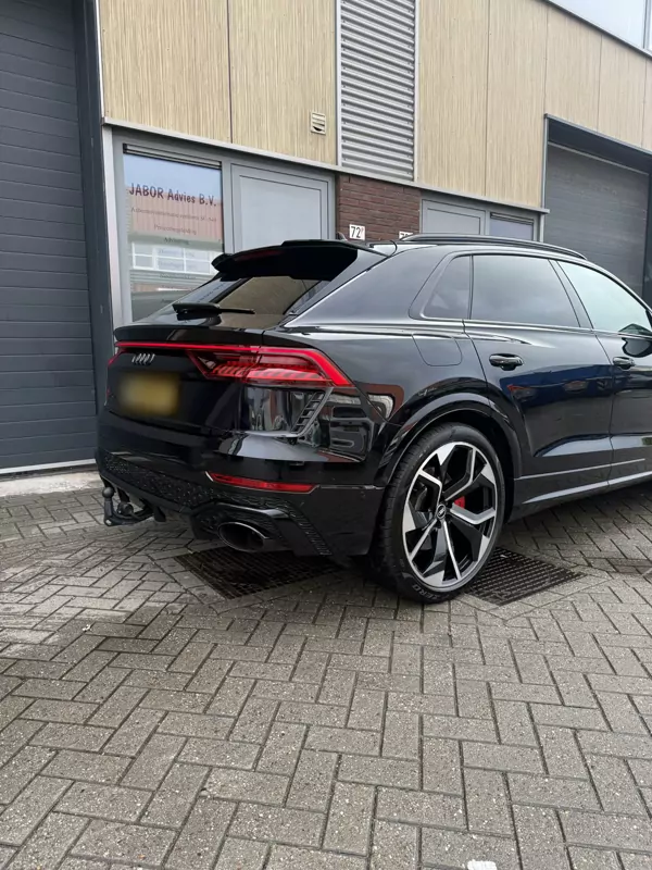 Zwarte Audi RS Q8 buiten voor de studio