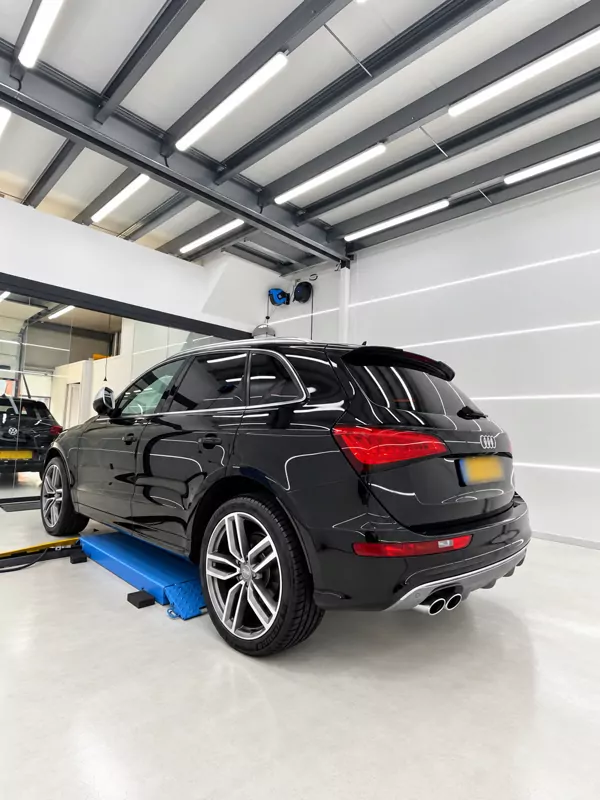 Zwarte Audi SQ5 in de studio