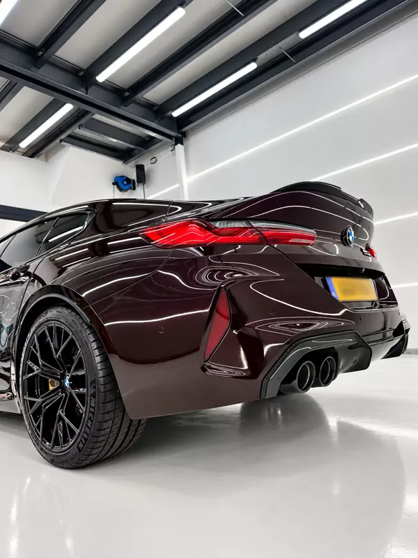 Donkerrode BMW M8 in de studio