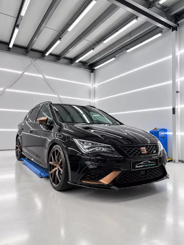 Zwarte Cupra Leon in de studio