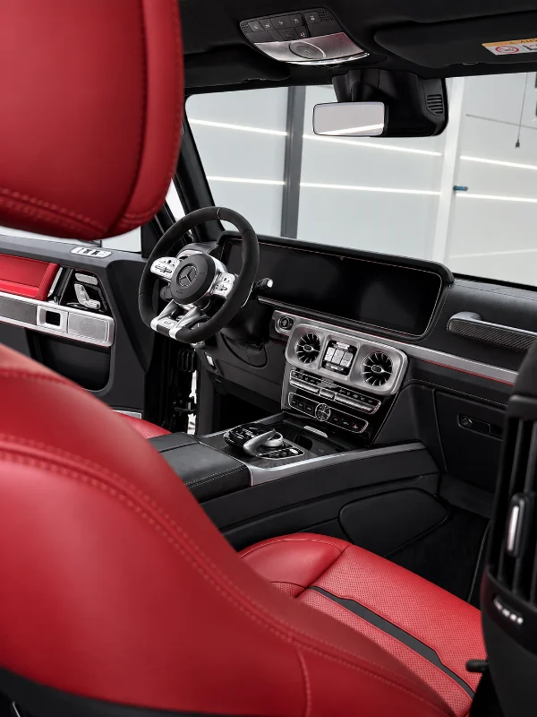 Rood lederen interieur van een Mercedes G-klasse na de interieurbehandeling
