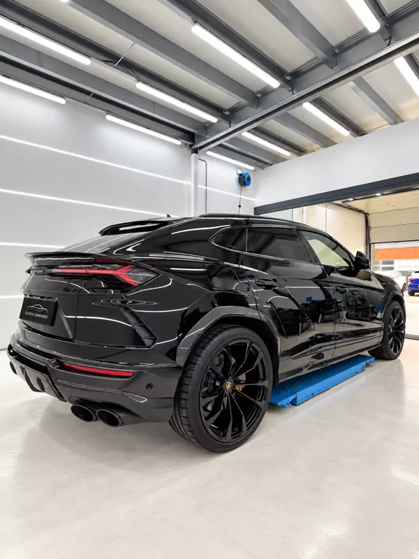 Zwarte Lamborghini Urus in de studio