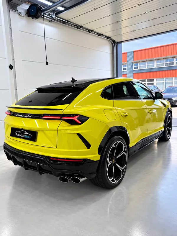 Gele Lamborghini Urus in de studio