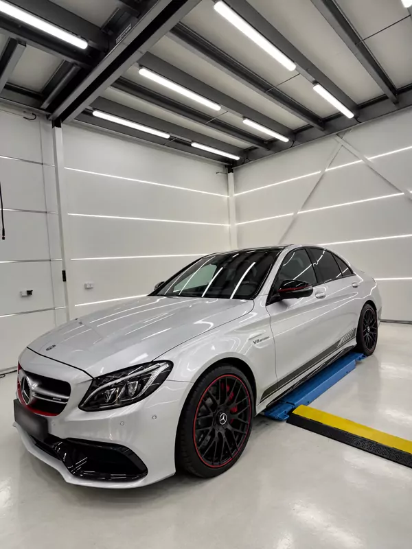 Witte Mercedes-AMG C63 met rode velgranden