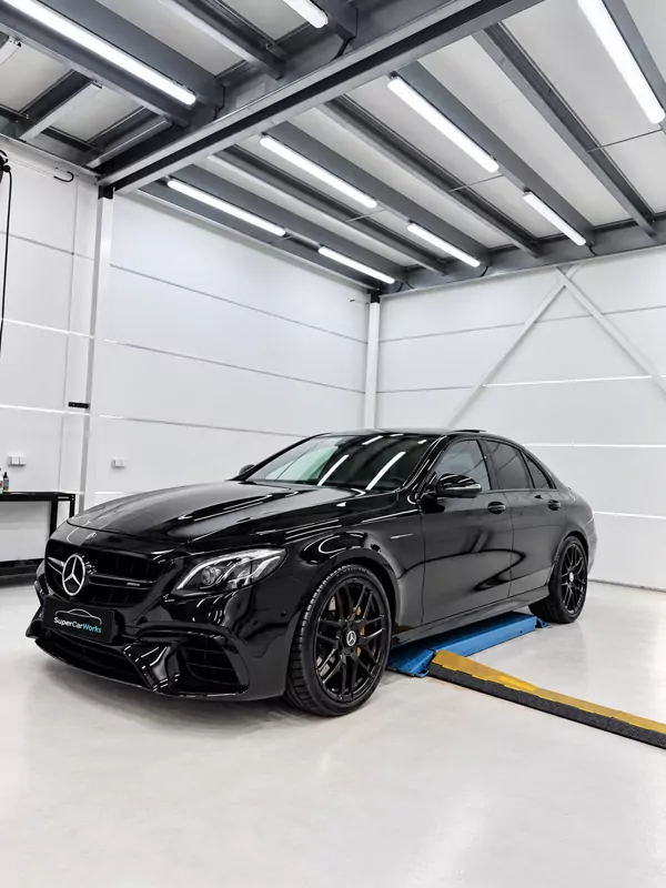 Zwarte Mercedes-AMG E63 in de studio