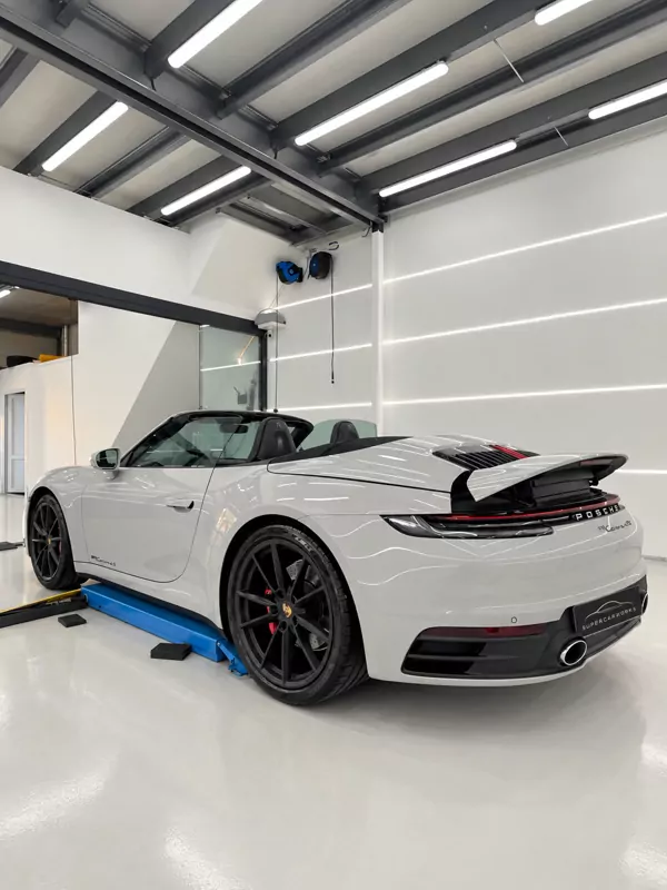 Witte Porsche 911 na het showroom pakket