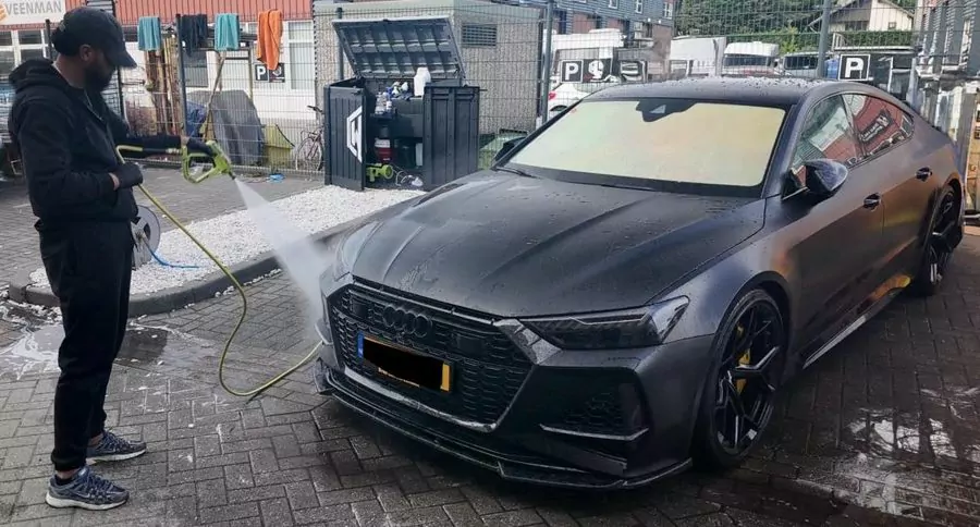 Shahid spuit een matgrijze Audi RS7 af voor de studio