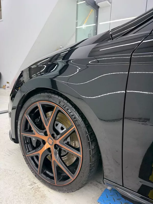Close-up van een gespoten velg