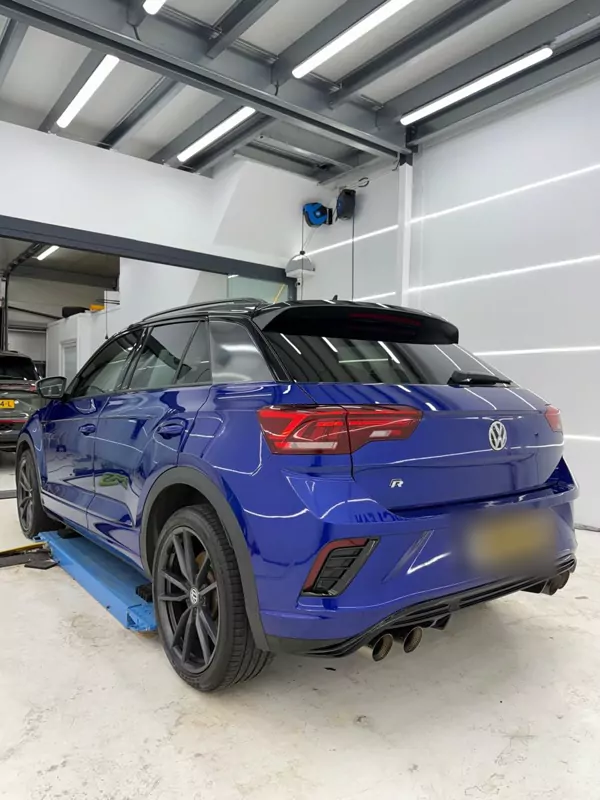 Blauwe Volkswagen T-Roc R in de studio